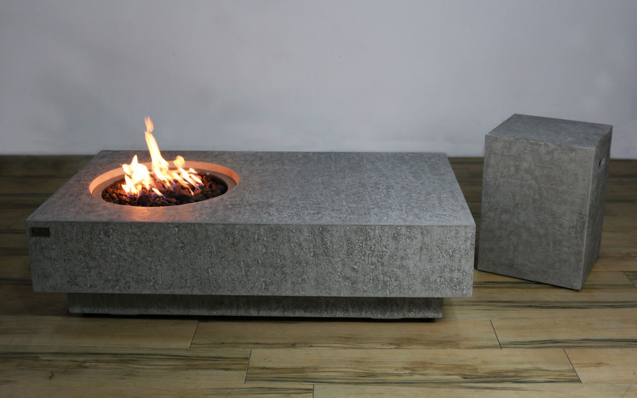 Kryt láhve XL Light Grey vedle obdélníkového ohniště s hořícím ohněm