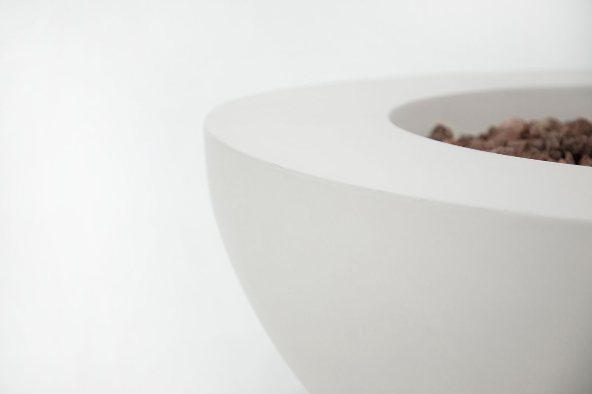 Hlazený povrch ohniště LUNAR BOWL Cream White zblízka