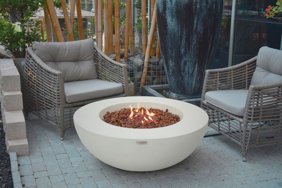 Ohniště LUNAR BOWL Cream White v zahradě s proutěným sezením