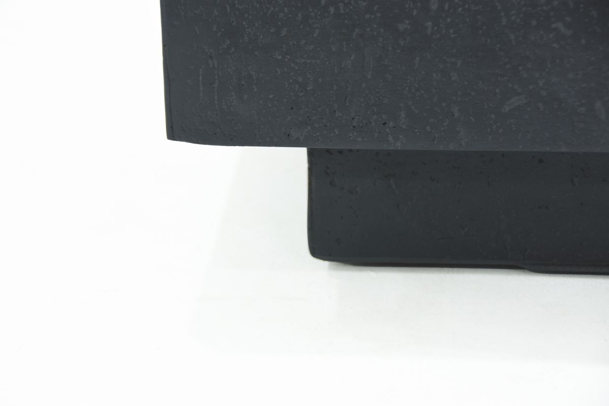Detail povrchu stolu MANHATTAN Dark Grey s otiskem travertinu